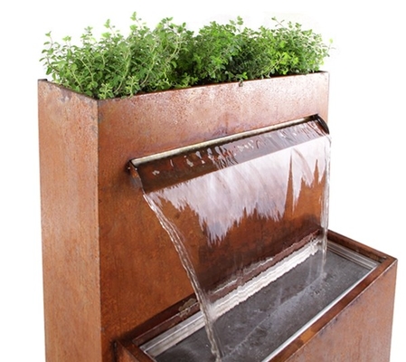 Il giardino all'aperto della fontana orna la caratteristica d'acciaio dell'acqua di Corten