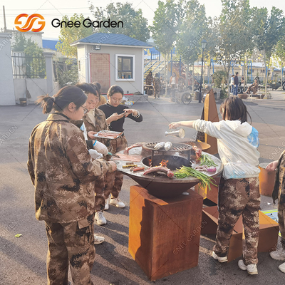 Il BARBECUE di Rusty Color Outdoor griglia il fumatore del carbone con il piatto di cottura del diametro 100cm del giro
