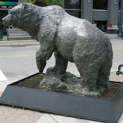 L'orso polare bronzeo all'aperto del giardino di Gnee scolpisce a grandezza naturale su misura