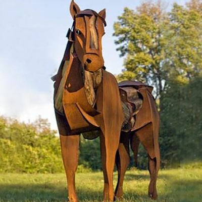 Il cavallo all'aperto su misura del metallo di dimensione scolpisce l'azione corrosiva degli elementi dell'acciaio