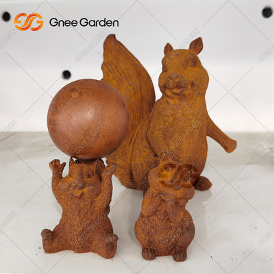 La mano all'aperto dell'ornamento del giardino dello scoiattolo della scultura del metallo del ODM dell'OEM ha elaborato