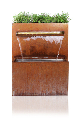 La grande fontana d'acciaio all'aperto moderna di Corten ha personalizzato