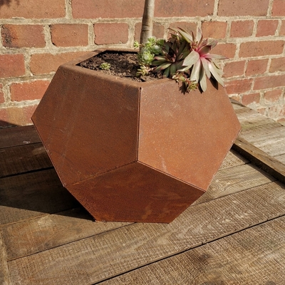 Il laser ha tagliato il vaso di fiore all'aperto del giardino d'acciaio della piantatrice di Corten