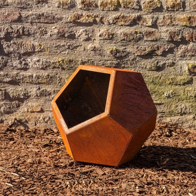 Il laser ha tagliato il vaso di fiore all'aperto del giardino d'acciaio della piantatrice di Corten