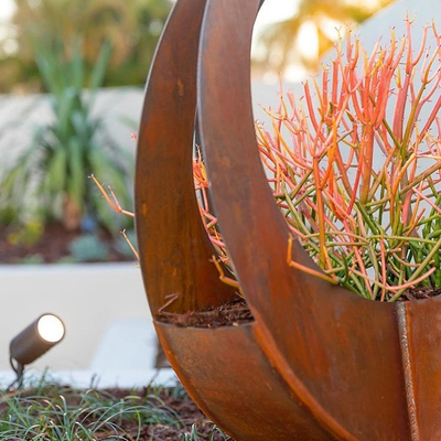 All'aperto decorativo delle grandi piantatrici d'acciaio di Corten del giardino di Gnee