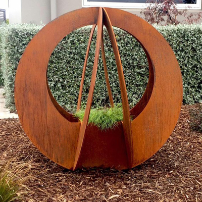 All'aperto decorativo delle grandi piantatrici d'acciaio di Corten del giardino di Gnee