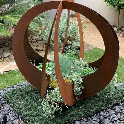 All'aperto decorativo delle grandi piantatrici d'acciaio di Corten del giardino di Gnee
