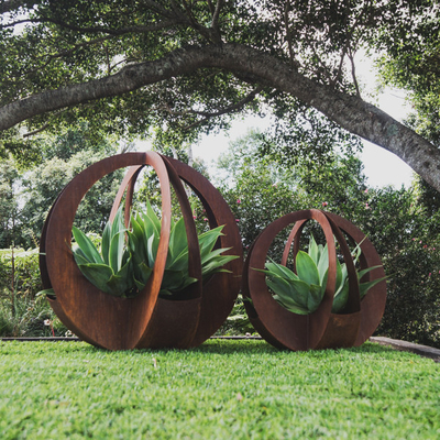 All'aperto decorativo delle grandi piantatrici d'acciaio di Corten del giardino di Gnee
