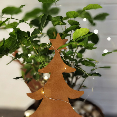 Il giardino arrugginito d'acciaio del metallo di Corten orna la decorazione a forma di dell'albero di Natale