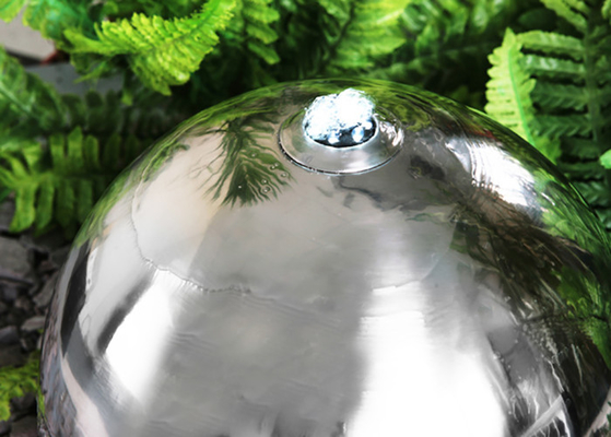 il giardino del metallo di 70cm orna la caratteristica dell'acqua della sfera di acciaio inossidabile con le luci del LED