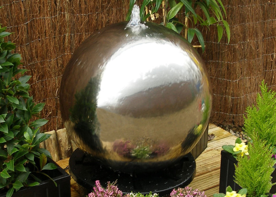 il giardino del metallo di 70cm orna la caratteristica dell'acqua della sfera di acciaio inossidabile con le luci del LED