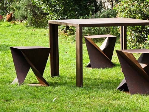 L'insieme all'aperto della Tabella del metallo d'acciaio geometrico di Corten include la Tabella ed i panchetti