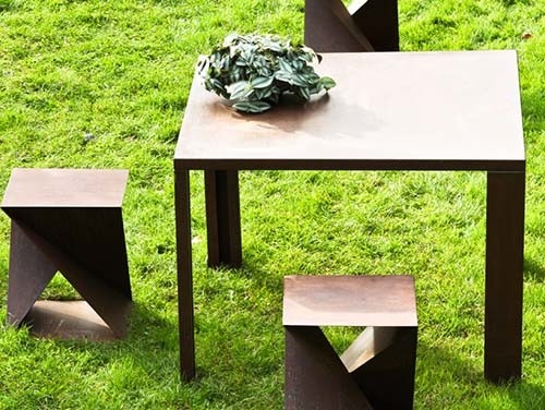 L'insieme all'aperto della Tabella del metallo d'acciaio geometrico di Corten include la Tabella ed i panchetti