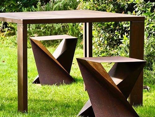 L'insieme all'aperto della Tabella del metallo d'acciaio geometrico di Corten include la Tabella ed i panchetti