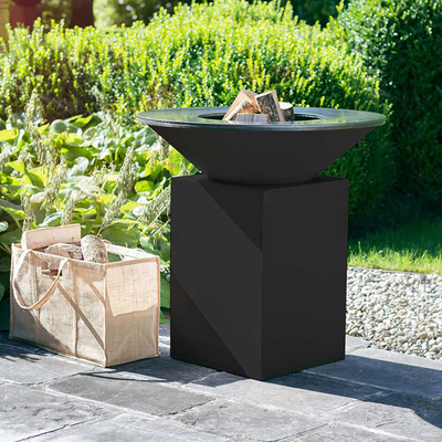Barbecue braciere in acciaio corten con anello grill da campeggio all'aperto