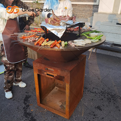 BARBECUE d'acciaio all'aperto del pozzo del fuoco del giardino di Corten che cucina le griglie di cottura all'aperto del piatto