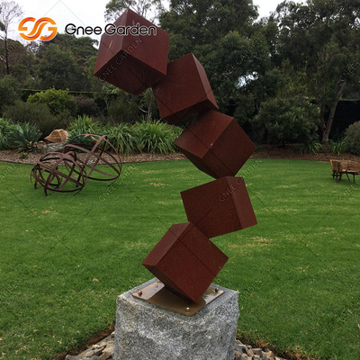 La scultura d'acciaio di Corten del blocchetto del pericolo ha arrugginito sculture del giardino del metallo per prato inglese