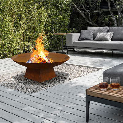 Il legno ha rifornito l'uso di combustibile di conservazione caldo del giardino di Corten del posto d'acciaio rotondo del fuoco