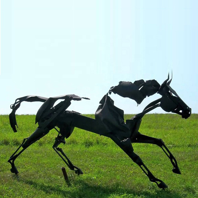Estratto all'aperto della scultura del metallo a grandezza naturale vuoto del cavallo per paesaggio