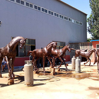 Mano che scolpisce la decorazione all'aperto realistica del giardino della scultura bronzea del cavallo