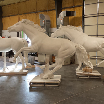 Mano che scolpisce la decorazione all'aperto realistica del giardino della scultura bronzea del cavallo