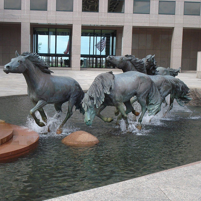 Mano che scolpisce la decorazione all'aperto realistica del giardino della scultura bronzea del cavallo