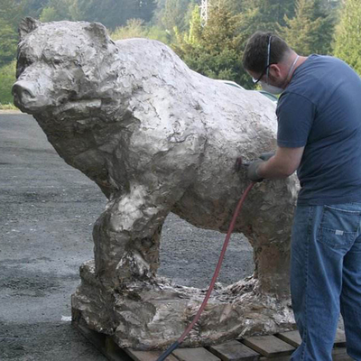 L'orso polare bronzeo all'aperto del giardino di Gnee scolpisce a grandezza naturale su misura