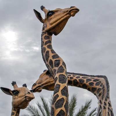 Giraffa all'aperto a grandezza naturale della scultura bronzea del giardino di Gnee la grande ha modellato su misura
