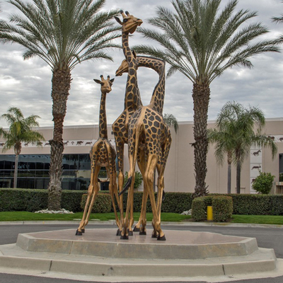 Giraffa all'aperto a grandezza naturale della scultura bronzea del giardino di Gnee la grande ha modellato su misura