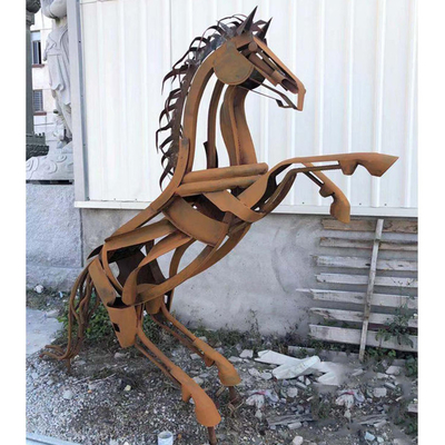 Il cavallo all'aperto su misura del metallo di dimensione scolpisce l'azione corrosiva degli elementi dell'acciaio