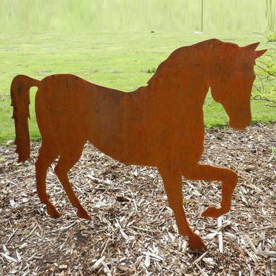 Il cavallo all'aperto su misura del metallo di dimensione scolpisce l'azione corrosiva degli elementi dell'acciaio