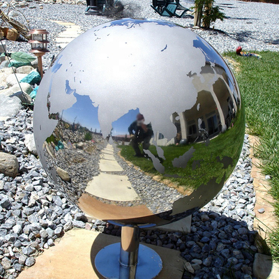 Il globo del mondo della scultura della sfera del metallo lucidato giardino di Gnee scolpisce fatto a mano
