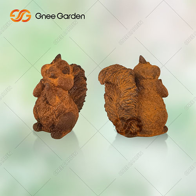 La mano all'aperto dell'ornamento del giardino dello scoiattolo della scultura del metallo del ODM dell'OEM ha elaborato