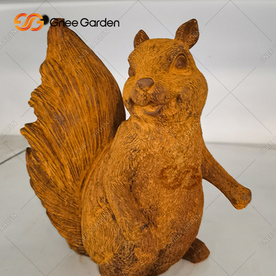 La mano all'aperto dell'ornamento del giardino dello scoiattolo della scultura del metallo del ODM dell'OEM ha elaborato