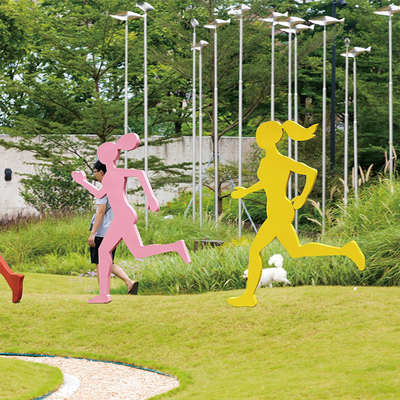 Gli sport astratti della siluetta calcolano la scultura all'aperto Art Ornaments antico del metallo